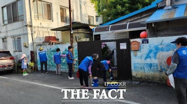 완도군이 전남도 2023년 청정전남 으뜸마을 만들기 사업 평가에서 2년 연속으로 우수상을 수상했다고 28일 밝혔다./완도군