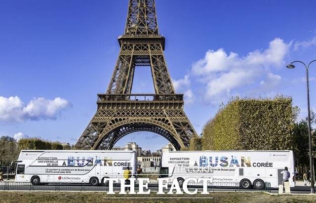 부산엑스포 유치를 기원하는 메시지가 적힌 LG의 부산엑스포 버스가 프랑스 파리 에펠탑 앞에 주차돼 있다. 엑스포 개최지를 결정하는 국제박람회기구(BIE) 총회는 28일 오후(한국시간) 파리에서 열린다. /뉴시스
