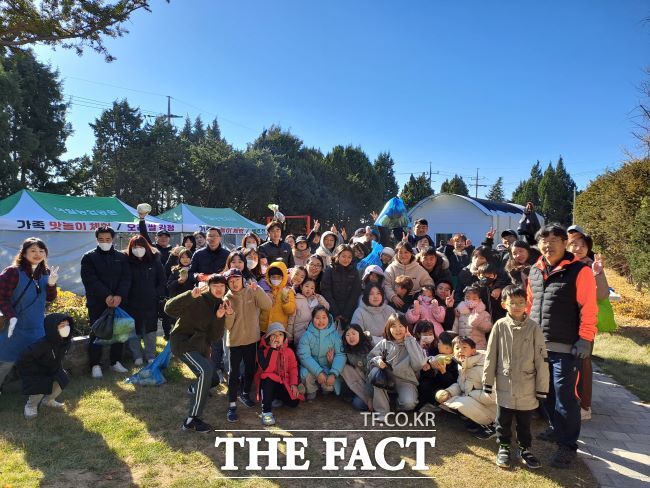 2023년 치유텃밭 가족맛놀이 미식체험 행사 참여 가족들이 기념 촬영을 하고 있다./부천시