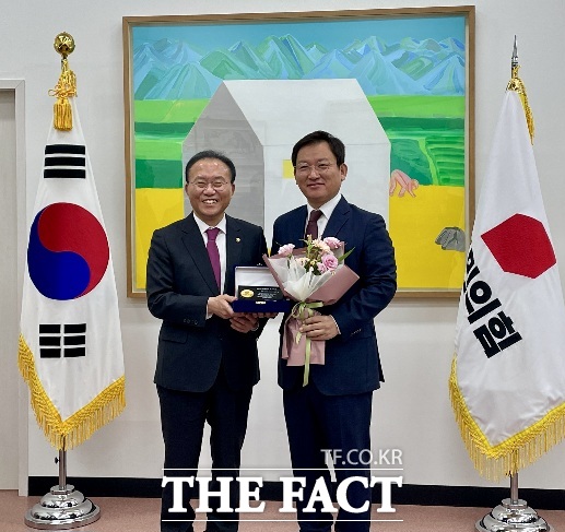 김형동 국민의힘(경북 안동·예천, 오른쪽) 의원이 당에서 선정한 ‘2023년 국정감사 우수의원’으로 뽑혀 시상 후 기념 촬영을 하고 있다./김형동 의원실