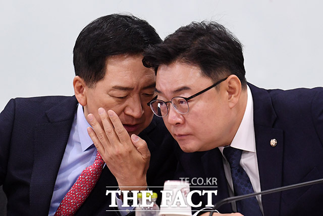 대화 나누는 김기현 국민의힘 대표(왼쪽)와 김성원 국민의힘 의원.