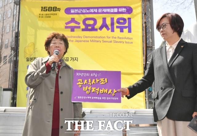 일본군 위안부 피해자 이용수 할머니(왼쪽)가 지난 3월 22일 오후 서울 종로구 일본대사관 인근에서 열린 제1588차 일본군 성노예제 문제 해결을 위한 정기 수요시위에 참석해 발언하고 있다. /박헌우 기자