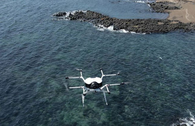 두산모빌리티이노베이션의 수소드론 DS30W가 바다 위를 비행을 하고 있다. /두산모빌리티이노베이션