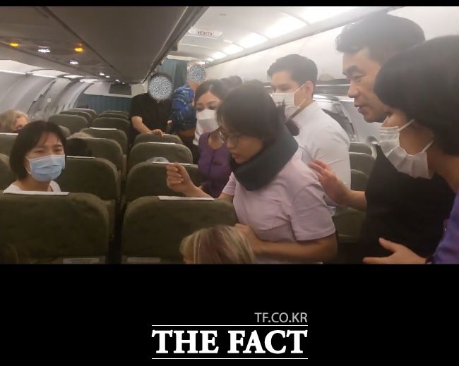 지난 13일 캄보디아 씨엠립에서 베트남 호찌민으로 향하던 베트남항공기내에서 수원마을 의료봉사단이 응급 환자를 살피고 있다./수원시 제공