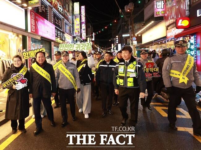 경기남부경찰청과 오산시 관계자들이 오산시 안전 비전 선포식 후 안전 캠페인을 벌이고 있다. /경기남부경찰청