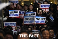  [현장FACT] '김진표 사퇴!'…국민의힘, '이동관 탄핵안' 저지 연좌 농성 (영상)