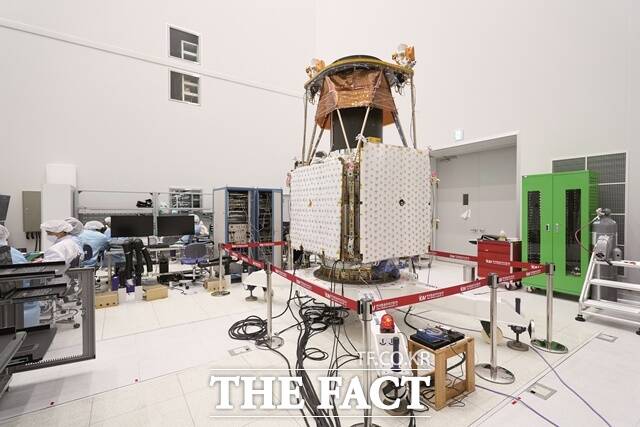 KAI 우주센터에서 차세대중형위성 2호가 개발되고 있다./KAI