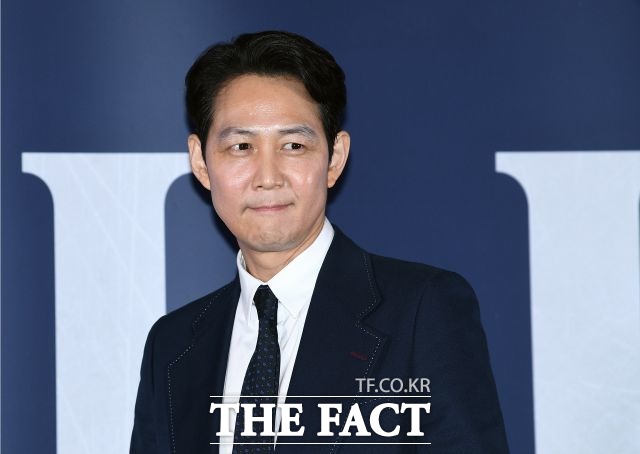 배우 이정재가 원로영화인 단체에 후원금 5000만 원을 기부하며 따뜻한 마음을 전했다. /더팩트 DB