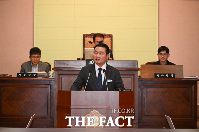 박종우 거제시장이 시의회에서 시정연설을 하고 있다./거제시
