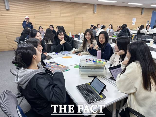 서울시 청년 해외봉사단 40명이 이달 중순부터 3개월 간 몽골 울란바토르에서 교육 봉사활동을 펼친다. 사전교육을 위한 합숙에 참여한 단원들 모습. /서울시