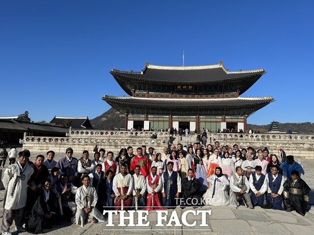 포스코 Global P.A.L. 프로그램 1기 직원들이 서울 경복궁에서 한복체험 후 기념사진을 찍고 있다. /포스코 제공
