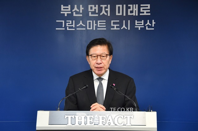 박형준 부산시장이 1일 부산시청에서 기자회견을 열고 2030세계박람회 개최도시 선정 결과 관련 입장을 밝히고 있다. /부산시