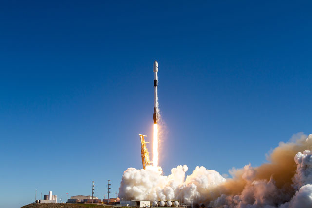 우리 군 최초 정찰위성 1호기가 탑재된 로켓 팰컨9이 2일 새벽 03시 19분(한국시각) 미국 캘리포니아 반덴버그 우주군기지에서 발사되고 있다. /SpaceX