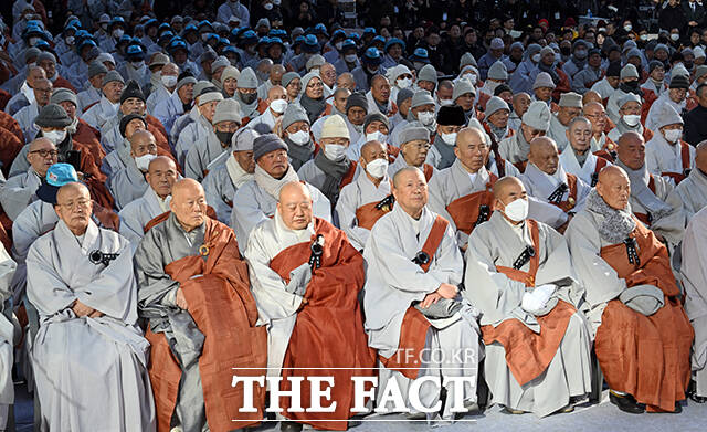 조계종 원로 스님들이 영결식에 참석하고 있다.