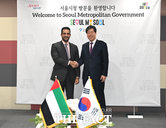 김의승 서울시 행정1부시장과 셰이크 술탄 빈 아흐메드 빈 알 카시미(H.H. Sheikh Sultan bin Ahmed bin Al Qasimi) UAE 샤르자 부국왕이 4일 서울시청에서 만나 기념촬영을 하고 있다. /서울시