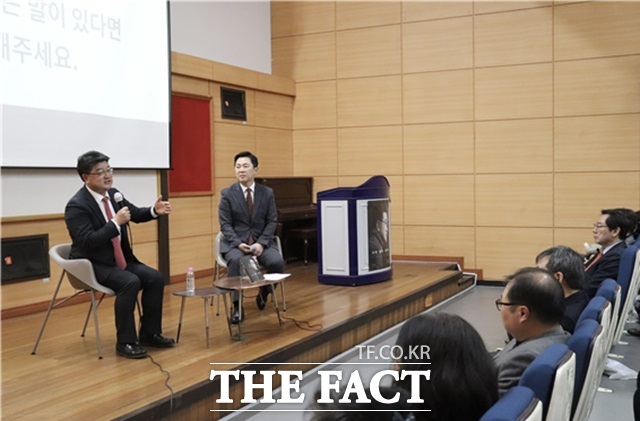 김종천 교수가 저자와의 대화에서 사회문제들에 대해 참석자들과 토론을 하고 있다../국민의힘 부산시당