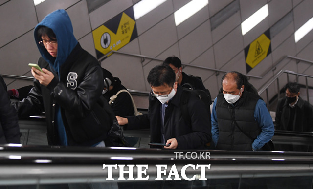 올 3월 20일 오전 서울 4호선 지하철 내에서 대다수의 시민들이 마스크를 착용한 채 출근길을 이동하고 있다. 사진은 기사 내용과 무관. /이새롬 기자