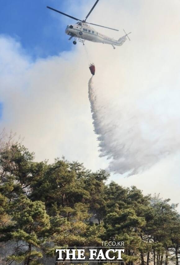 3일 오전 성주군 용암면의 야산에 헬기가 물을 뿌리고 있다./성주소방서