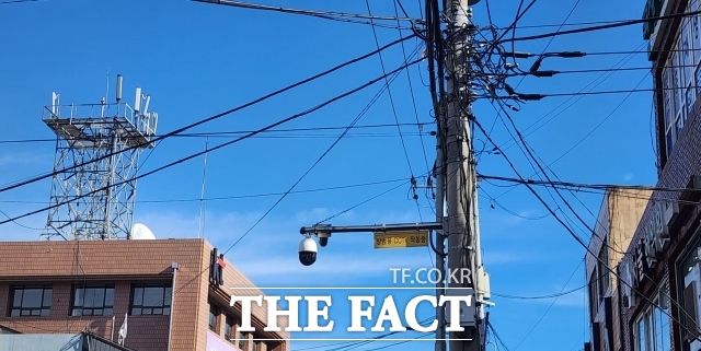 고흥군은 범죄취약지역을 대상으로 범죄와 사고를 예방하는 안전지킴이 역할을 톡톡히 해내고 있는 방범용 CCTV를 확대 설치해 주민들의 안전을 대폭 강화하겠다고 5일 밝혔다./고흥군