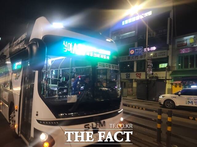 자율주행버스 심야A21이 4일 오후 11시 40분 첫 운행을 시작했다. 심야A21이 버스정류소에 들어오는 모습. /장혜승 기자