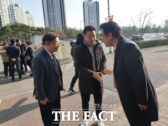 이상민 의원 측 김안태 보좌관(왼쪽)과 정상철 전 유성구을 당협위원장(오른쪽)이 이야기를 하고 있는 모습. / 대전=최영규 기자