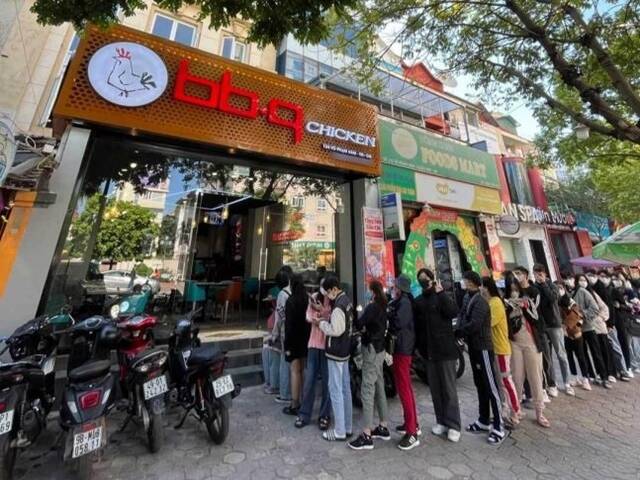 지난 4일(현지시간) 베트남 하노이 BBQ 부팜함점을 방문하기 위해 현지 고객들이 줄지어 기다리고 있다. /제너시스BBQ