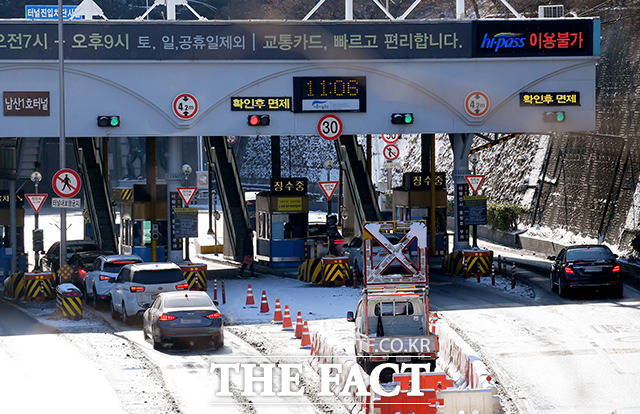 서울 중구 남산1호터널에서 차량이 요금소를 지나고 있다. /더팩트 DB