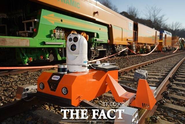 철도시설물 자율주행 점검 로봇은 카메라와 라이다를 창작하고 시속 20km의 속도로 선로를 자율주행하며 지장물을 찾아 실시간 알린다. / 코레일