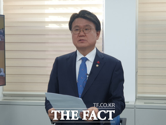 황운하 더불어민주당 의원(대전 중구)이 5일 대전시의회 기자실에서 기자간담회를 하고 있다. / 대전=최영규 기자