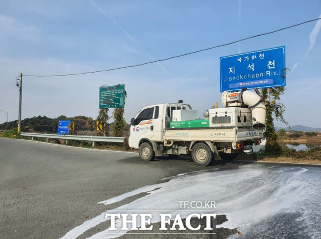 전남도가 무안군 육용오리 농장에서 H5형 조류인플루엔자(AI) 항원이 검출됨에 따라 초동방역팀 2명을 투입해 방역 조치 등에 나섰다. 사진은 나주 지석천 소독 장면이다./무안=홍정열 기자