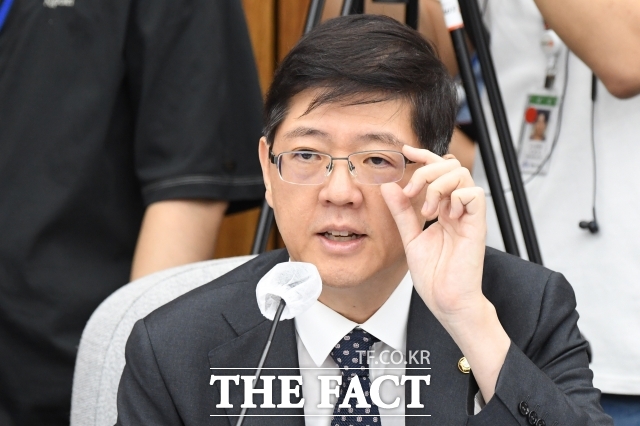 김홍걸 더불어민주당 의원이 6일 국회 소통관에서 기자회견을 열고 내년 총선에서 서울 강서갑에 출마하겠다고 밝혔다. /더팩트 DB