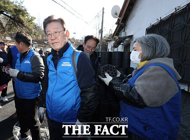 더불어민주당이 6일 저출생 문제 해결을 위해 온동네 초등 돌봄 제도 추진 의사를 밝혔다. 사진 이 대표가 지난 4일 서울 성북구 보국문로 주택가 골목에서 연탄나눔 봉사활동을 하고 있는 장면. /남용희 기자