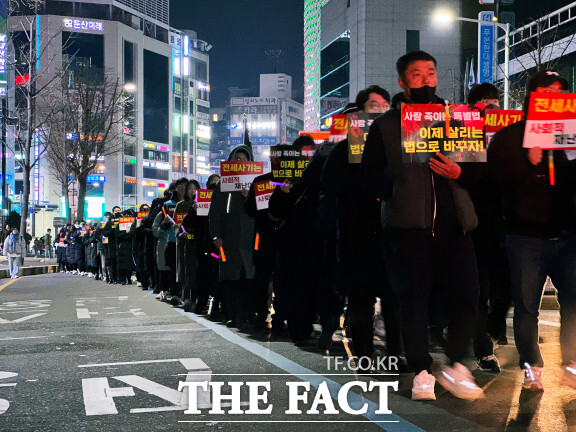 대전 전세사기 대책위가 5일 밤 서구 둔산동 일대에서 거리행진을 하고 있다. / 전세사기 대책위