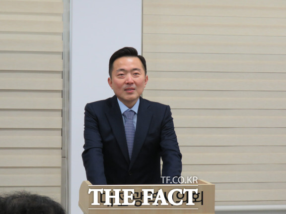 이용수 전 박병석 국회의장 정책수석이 6일 대전시의회 기자실에서 출마선언을 하고 있다./이용수