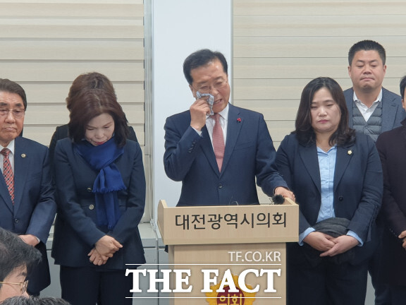 조원휘, 이금선 대전시의원이 민주당 탈당 기자회견 중에 눈물을 흘리고 있다./ 대전=최영규 기자
