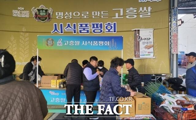 고흥군은 6일 제주시 농협 하나로마트 광장에서 ‘고흥쌀 시식 품평회’를 열고 고흥쌀 제주도 판로 확대를 위한 공략을 이어갔다./고흥군