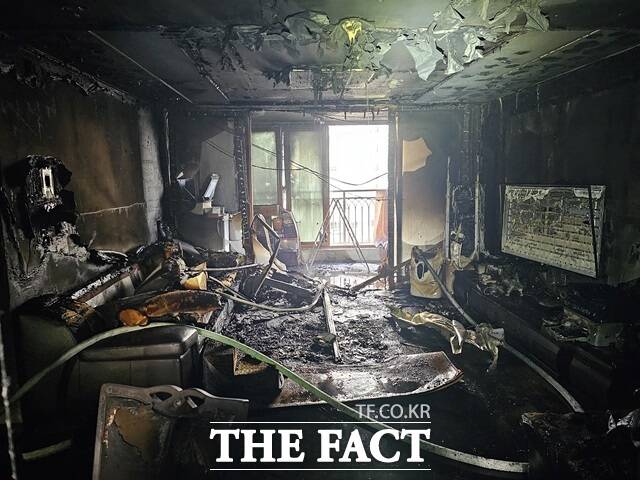 김해시 진영읍의 한 아파트에서 불이나 50대 거주자가 숨졌다./경남소방본부