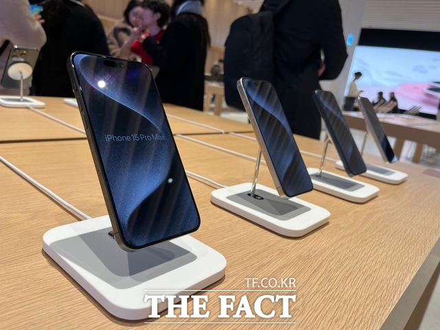 애플 하남 매장에 아이폰 15 프로 시리즈가 전시돼 있다. /최문정 기자