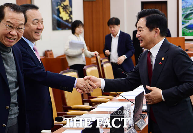 엄태영 의원(왼쪽)과 악수하는 원희룡 국토교통부 장관.