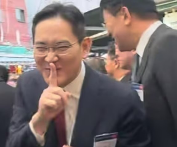 이재용 삼성전자 회장의 익살스러운 표정이 담긴 사진이 네티즌들 사이에서 화제다. /온라인 커뮤니티 에펨코리아