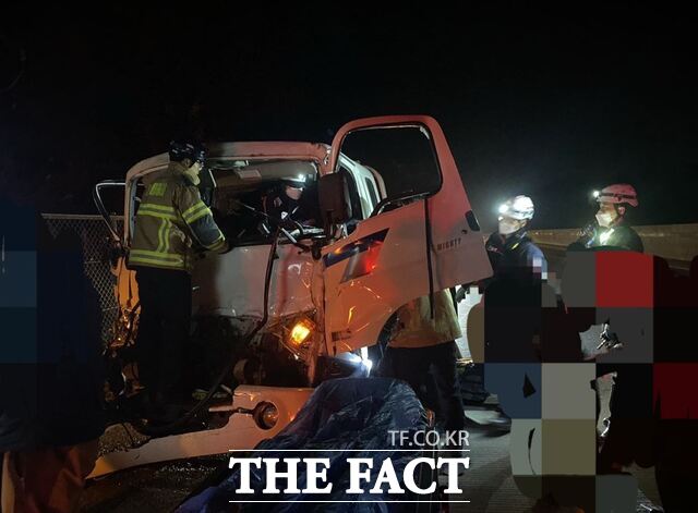 8일 새벽 중부내륙고속도로에서 교통사고 가 나 구조대원들이 화물차 운전자를 구조 중이다. /경북소방본부