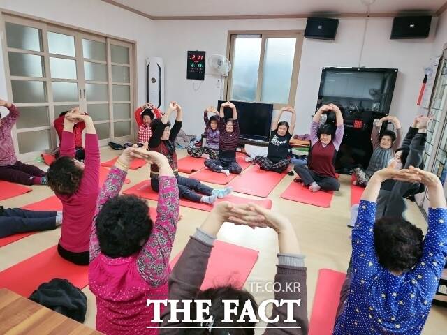 해남군은 보건소에서 진행한 내집에서 99세까지 건강하게 프로그램으로 2023년 전남도 공공보건의료 성과대회에서 우수기관상을 수상했다고 8일 밝혔다./해남군