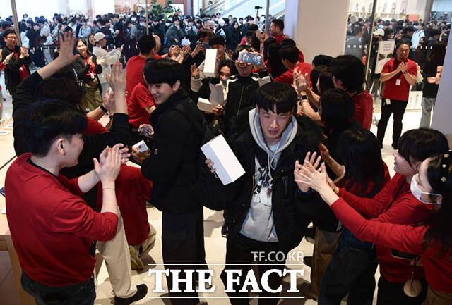 애플 하남 방문객들이 직원들의 박수를 받으며 입장하고 있다.