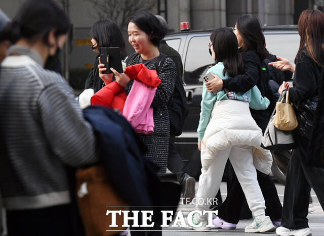 전국 대부분 지역의 기온이 평년보다 5∼10도 높은 포근한 날씨를 보인 9일 오후 서울 청계천 일대에서 외투를 벗어 팔에 걸치거나 허리에 두른 시민들이 거리를 활보하고 있다.
