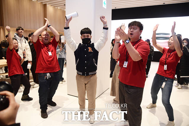 애플 하남 오픈일인 9일 오전 경기 하남시 스타필드 하남 내 매장에서 1호 방문객인 선경민 군(가운데)이 직원들로부터 박수를 받고 있다.