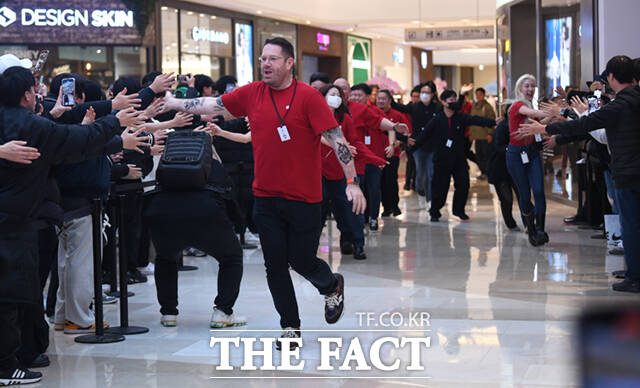 애플 하남 매장 앞에서 직원들이 개점에 앞서 방문객들과 인사하며 세리머니를 하고 있다.