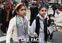  '학살 그만' 행진하는 팔레스타인 어린이들 [포토]