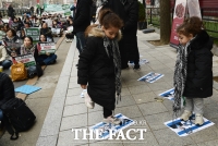  '바이든-베타냐후 얼굴' 밟는 어린이들 [포토]