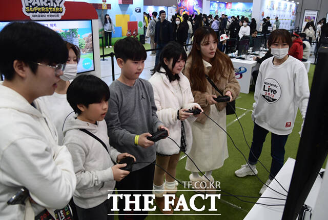 닌텐도 라이브 2023 서울(Nintendo Live 2023 SEOUL)이 10일 오전 서울 강남구 코엑스에서 열린 가운데, 참가자들이 게임을 하고 있다. /이새롬 기자