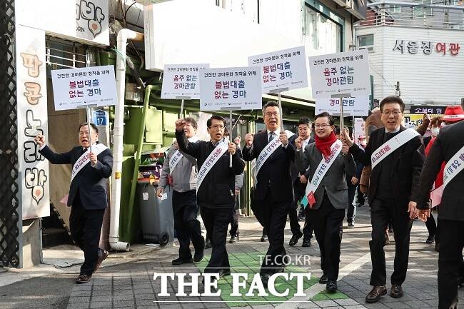 서울 영등포 장외발매소 인근에서 펼쳐진 기초질서 계도 캠페인. /한국마사회 제공